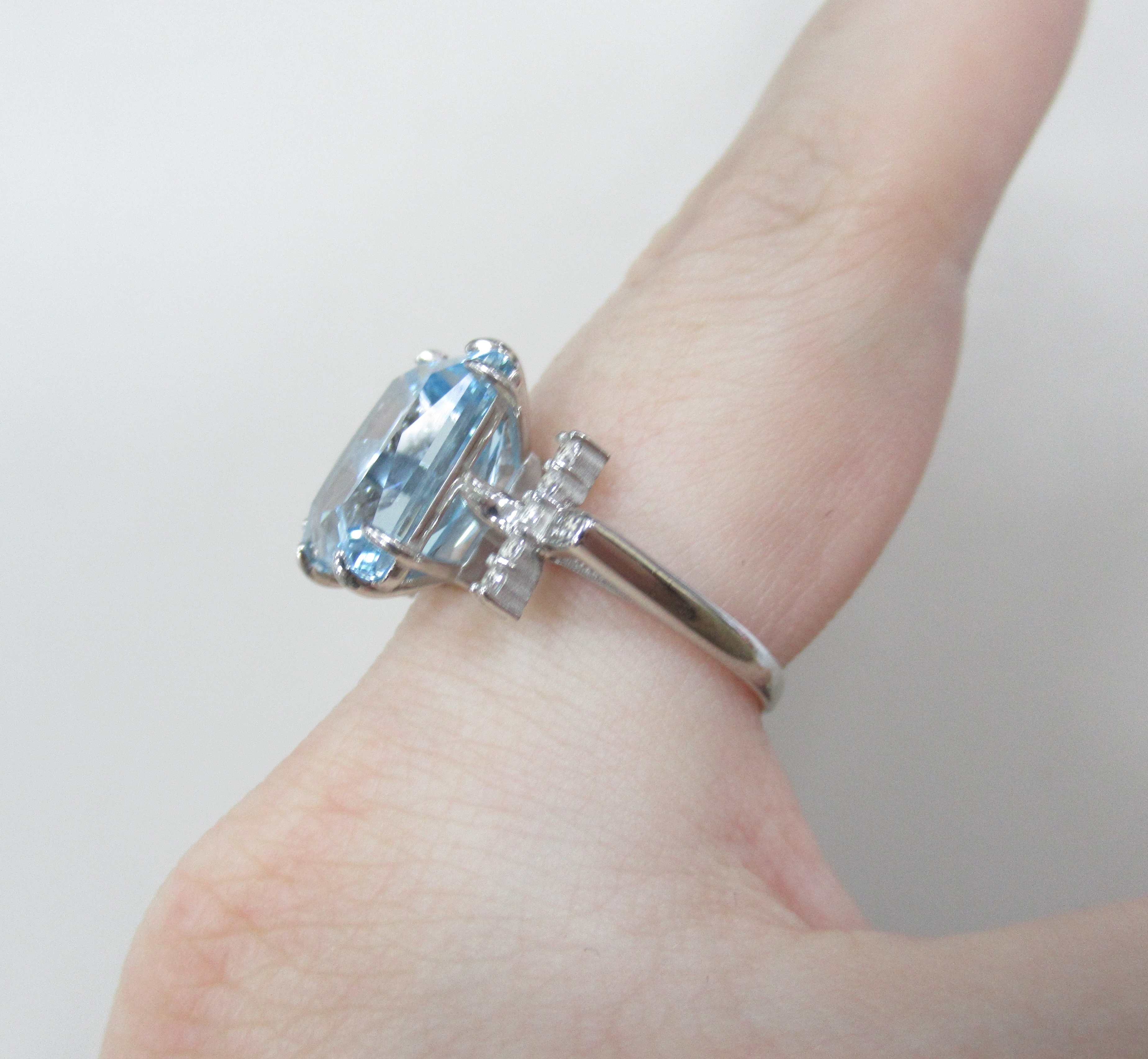 Серебряное кольцо с топазами